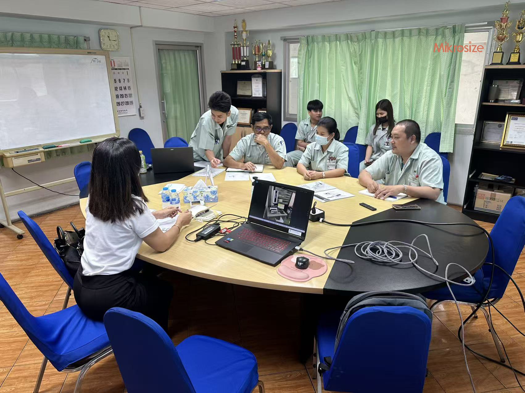 Mikrosiez 销售代表正在向泰国客户演示视频测量系统。